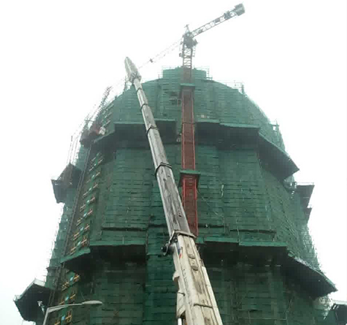自贡市吊车在工地上作业